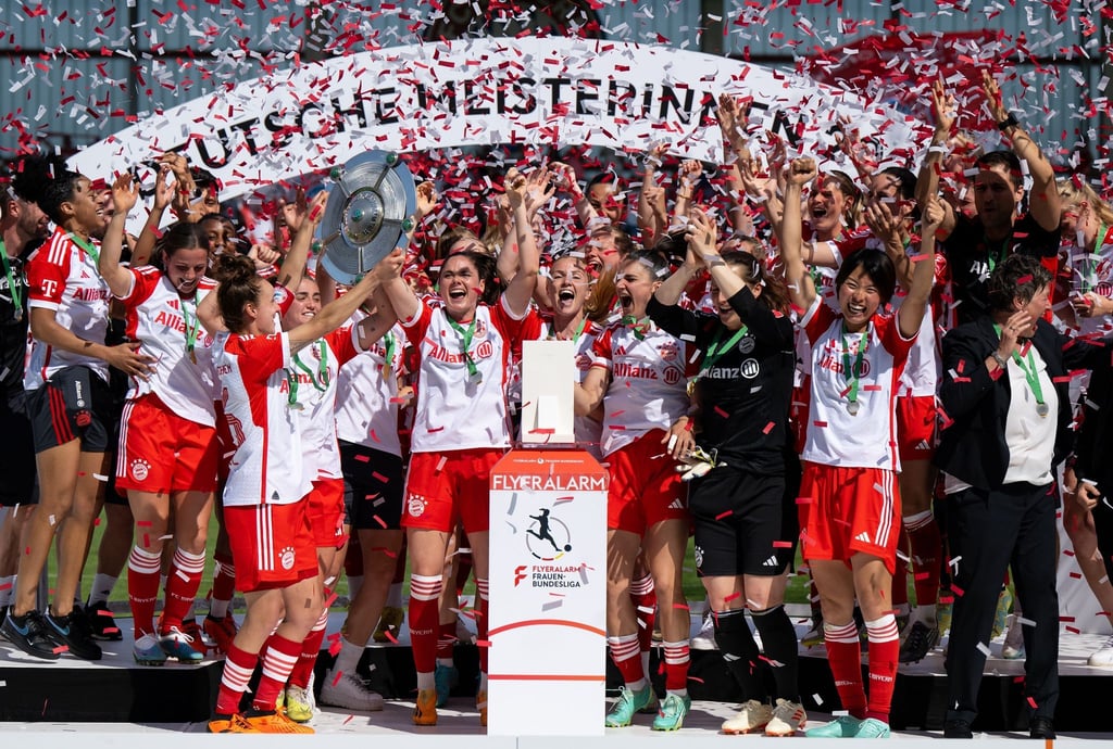 Bejubeln nach ihrem 11:1-Triumph am letzten Spieltag die Meisterschaft: die Frauen des FC Bayern München.