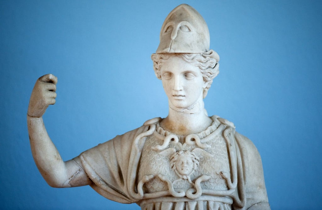 Die Statuette der Athena „Typus Woburn“ steht im Archäologischen Institut der Universität Göttingen (Niedersachsen) auf einer Transportkiste.