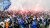 Darmstadts Fans feiern im Stadion am Böllenfalltor den Aufstieg in die Bundesliga.