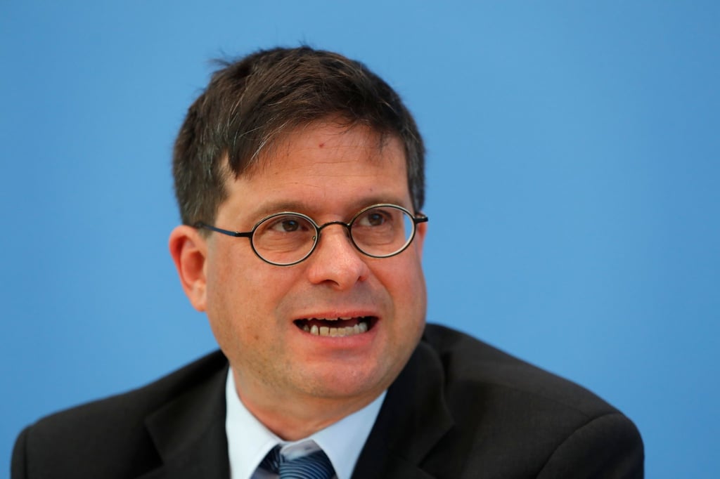 Gideon Botsch nimmt an einer Pressekonferenz teil.