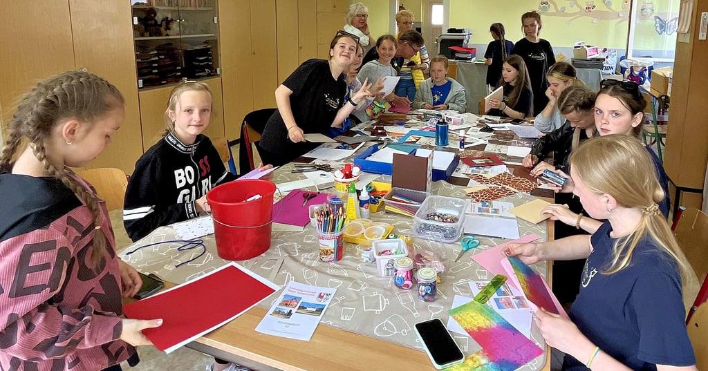 Kinder und Jugendliche des ukrainischens Tanzensembles „Zorepad“ basteln im Jugendclub von Tangerhütte Reisetagebücher als Erinnerung. Trotz der langen Fahrt sind alle ganz aufgeregt, viele sind zum ersten Mal im Ausland.