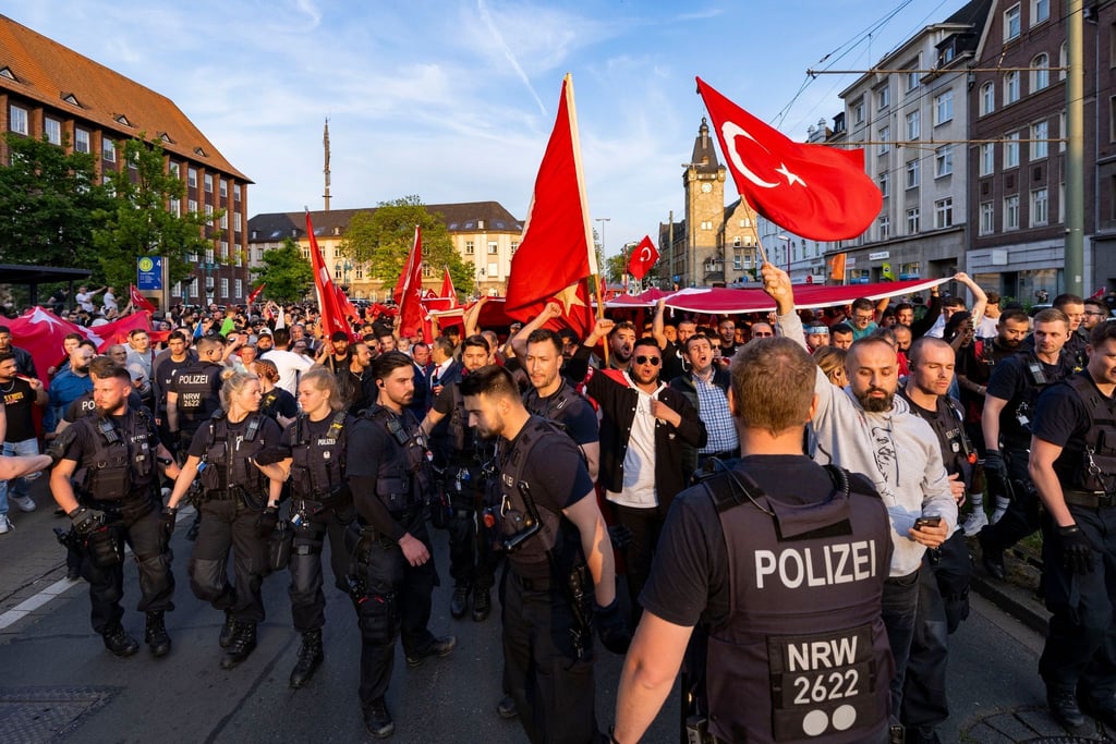 Einsatzkräfte der Polizei begleiten Anhänger des türkischen Präsidenten Erdogan im Duisburger Norden.