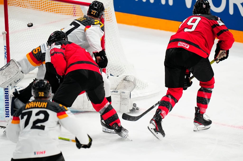 Nach zwei deutschen Führungen kommt Kanada zurück: Samuel Blais erzielt die 3:2-Führung für die Kanadier.