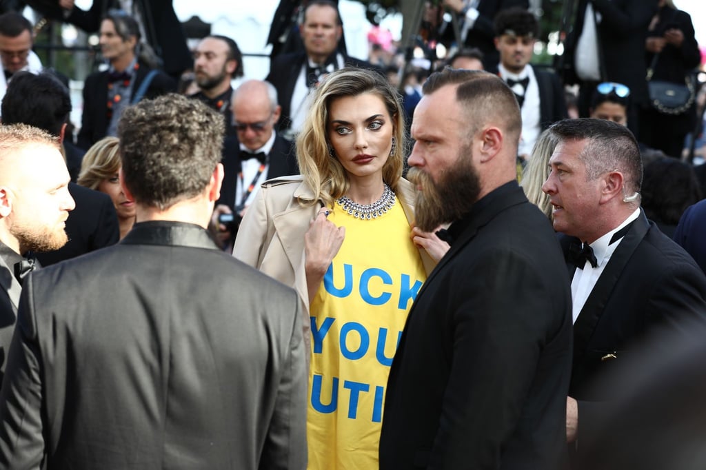 Alina Baikowa (M) trägt ein T-Shirt in den Farben der ukrainischen Flagge mit der Aufschrift „Fuck You Putin“.