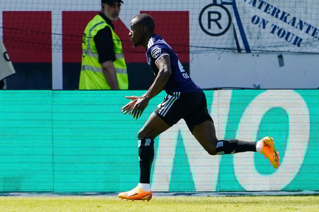 Jean-Luc Dompé jubelt nach seinem Treffer in der dritten Spielminute zum 1:0 für den Hamburger SV.