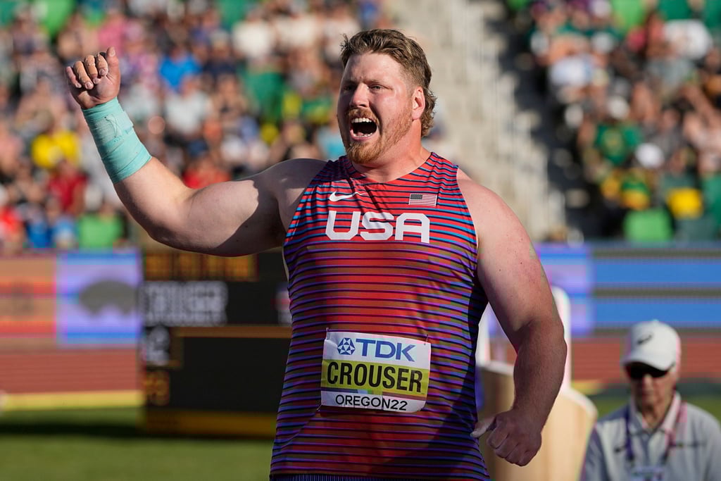 US-Kugekstoßer Ryan Crouser hat seinen eigenen Weltrekord verbessert.