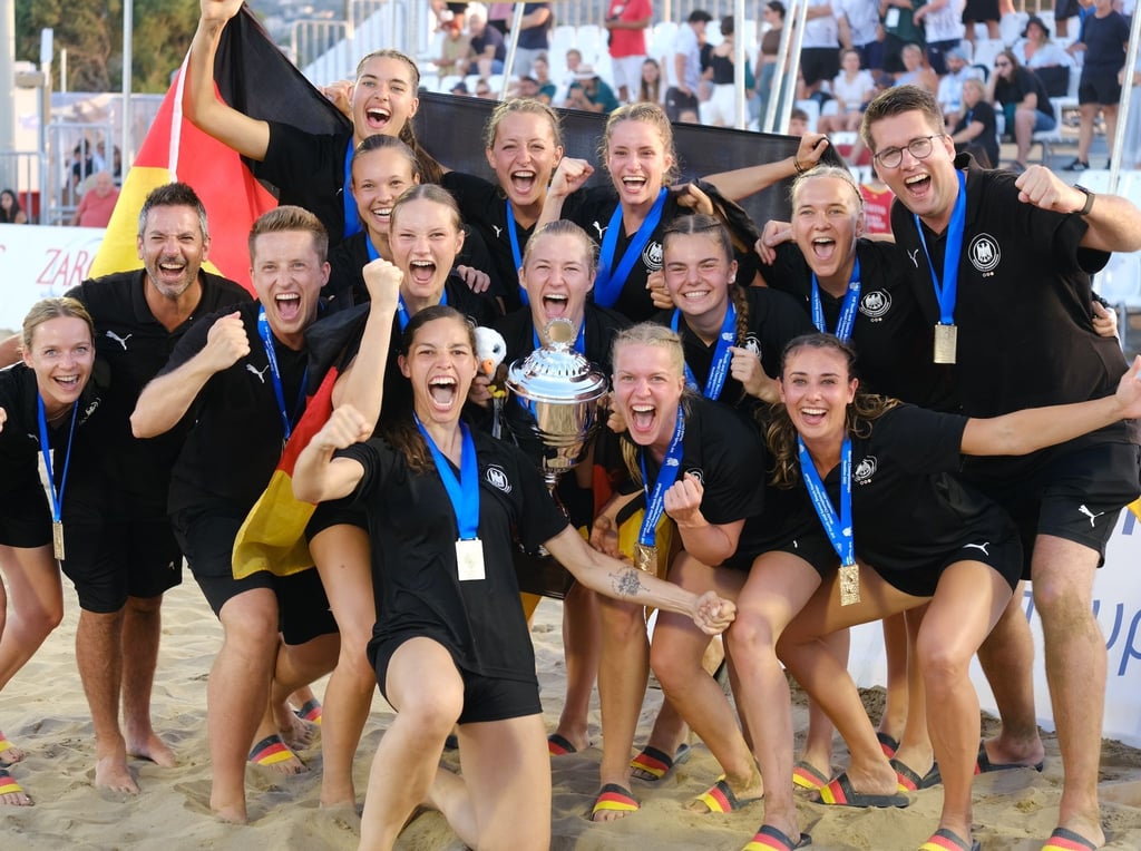 Deutschlands Beach-Handballerinnen jubeln nach dem historischen WM-Triumph.