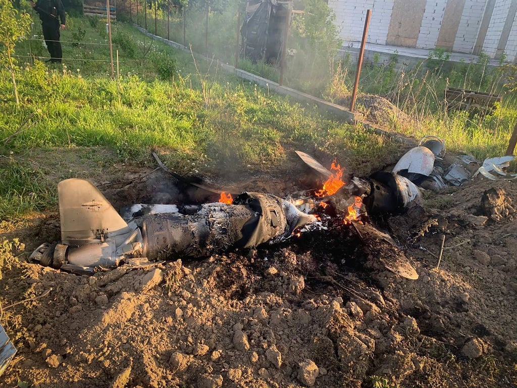 Auf diesem von der Pressestelle der ukrainischen Polizei zur Verfügung gestellten Foto sind nach einem nächtlichen Raketenangriff Mitte Mai in der Region Kiew Bruchstücke einer mutmaßlich russischen Rakete zu sehen, die vom ukrainischen Luftabwehrsystem abgeschossen wurde.