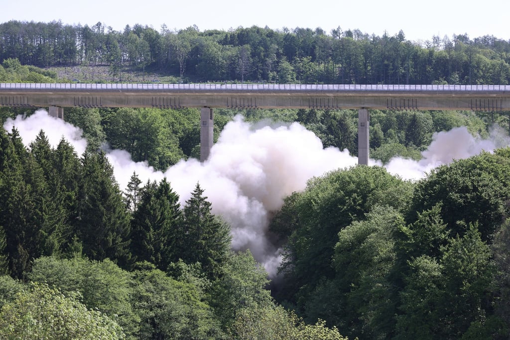 Eine große Staubwolke steigt bei der Sprengung des ersten Teilbauwerks der Sterbecke-Talbrücke auf.