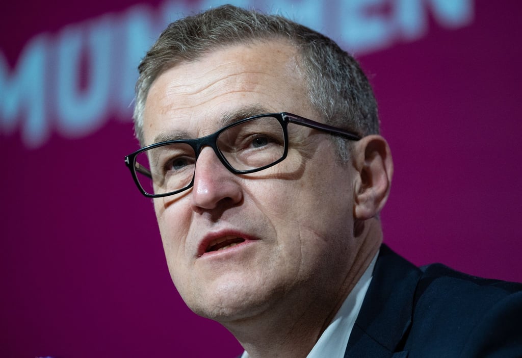 Jan-Christian Dreesen, der designierte neue Vorstandsvorsitzende der FC Bayern München AG, spricht in der Allianz Arena auf einer Pressekonferenz.