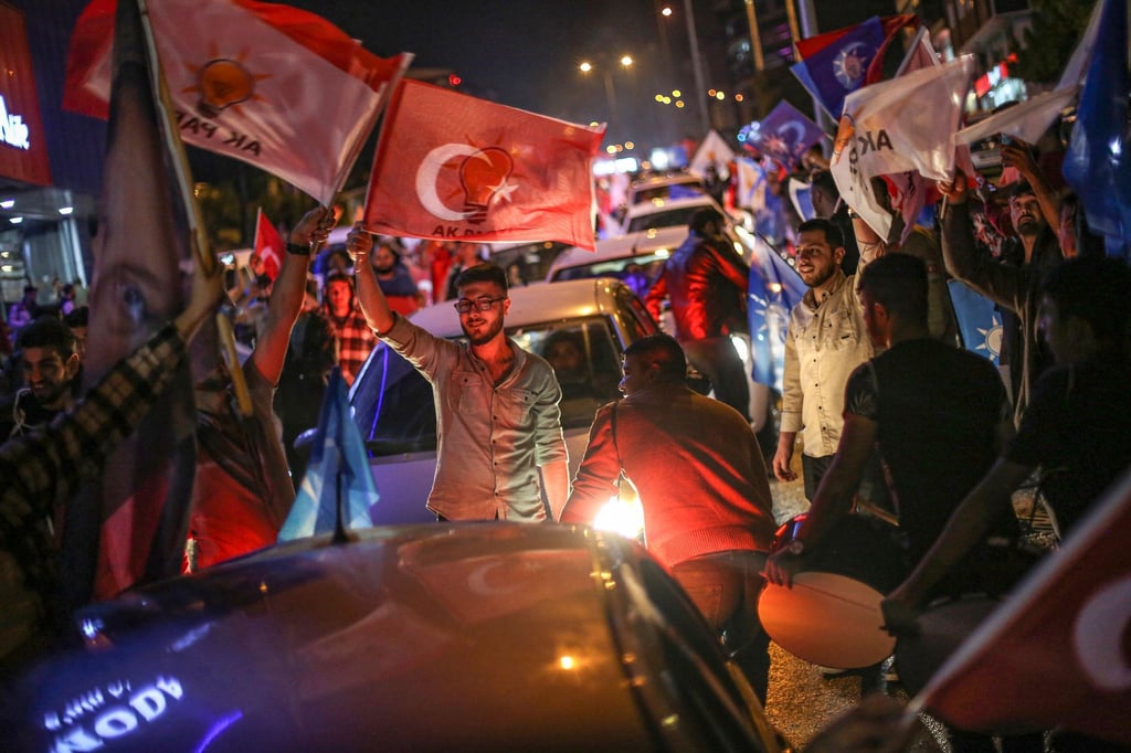 Anhänger des türkischen Präsidenten Erdogan feiern nach dem Ergebnis der Stichwahl im türkischen Kahramanmaras.