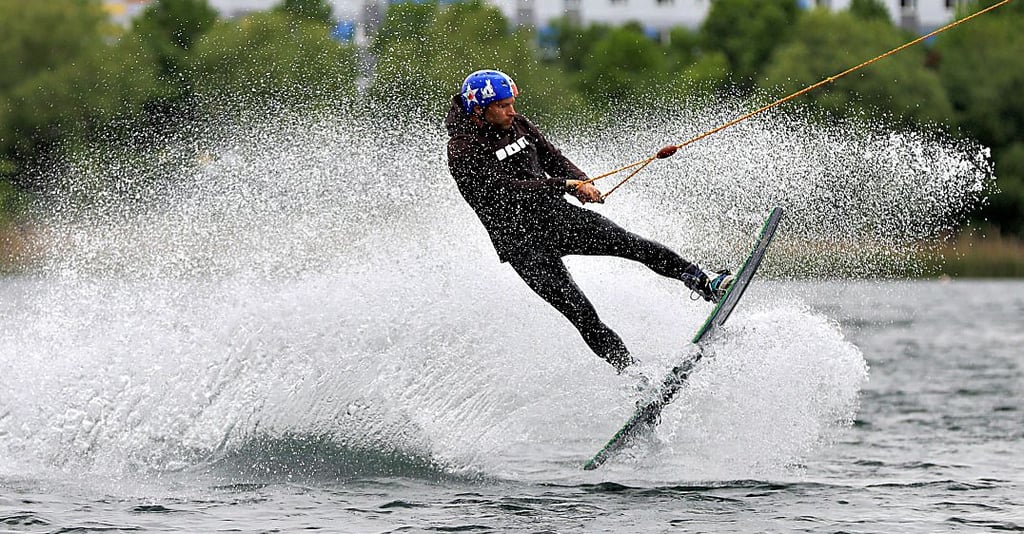 Wer an den warmen Pfingsttagen Lust auf Wassersport hat, kann mit dem Wakeboard über den Neustädter See rauschen.