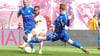 Macht mit Ball und Gegner, was er will: Christopher Nkunku gegen Schalkes Abwehrrecken.