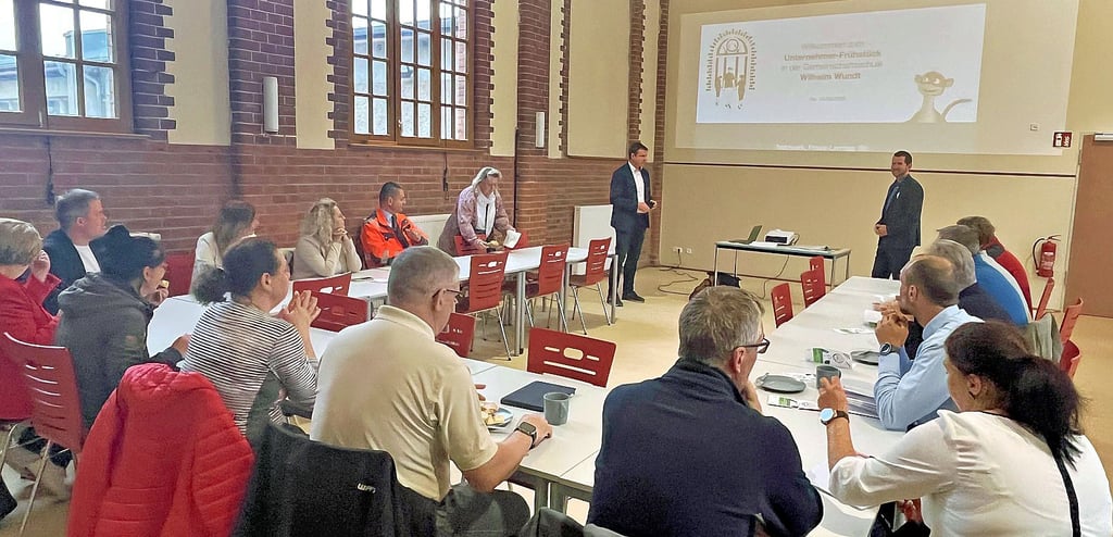 Unternehmerfrühstück in der Gemeinschaftsschule: Andreas Brohm und Patrick Groß begrüßen rund 20 Gäste.