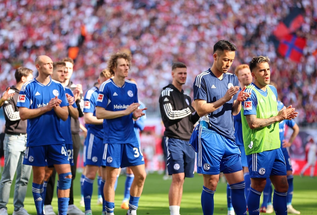 Schalkes Spieler stehen nach dem Spiel minutenlang vor den Fans.