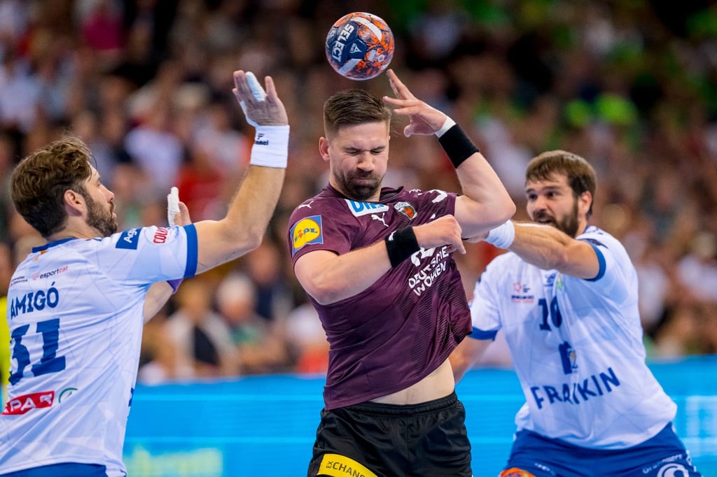 Der Berliner Fabian Wiede (M) versucht sich gegen Oriol Rey Morales (r) und Joan Amigo Boada (l) der BM Granollers durchzusetzen.