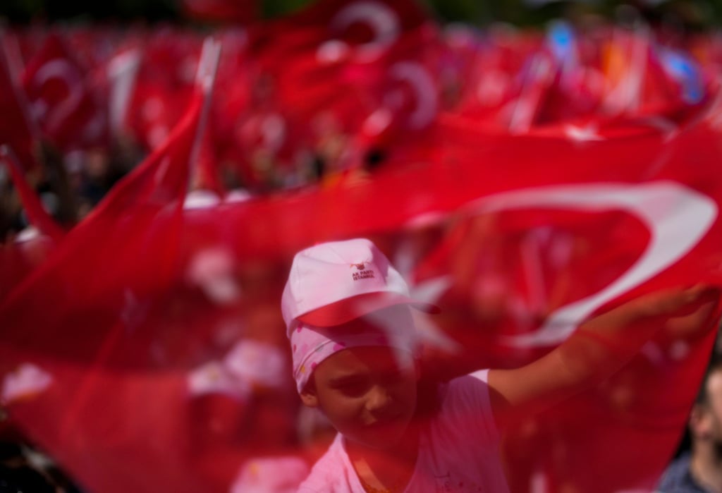 Die Anhänger des türkischen Präsidenten und Präsidentschaftskandidaten der Volksallianz Erdogan schwenken Nationalflaggen bei einer Wahlkampfveranstaltung.