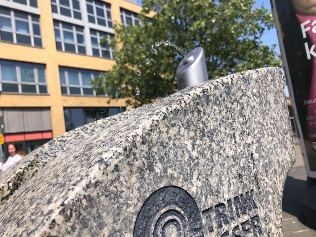 Ein Trinkbrunnen sprudelt in Potsdam.