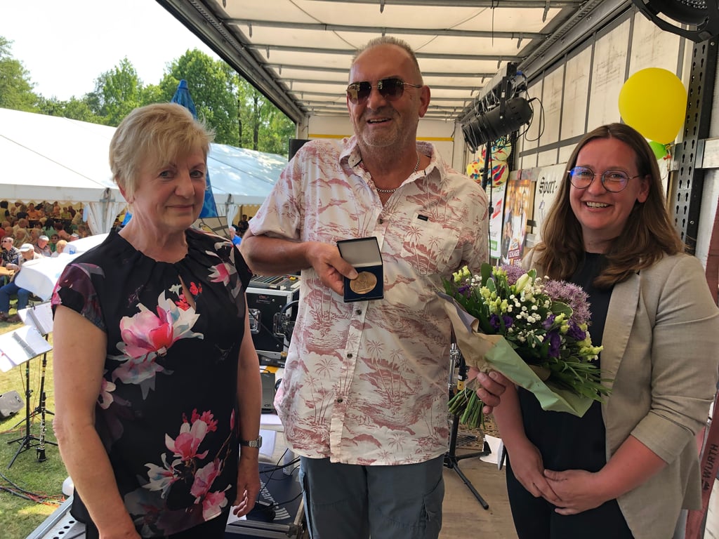 Pfingstgelage in Meinsdorf - Reiner Süßmann erhält die Ehrenmedaille der Stadt. Überreicht wurde sie von Stadtratsvertreterin Karin Dammann (l.) und Katrin Kuhnt, der Referentinn des Oberbürgermeisters (r.).