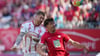 Kaiserslauterns Daniel Hanslik (r) und Düsseldorfs Jordy de Wijs im Kopfballduell.