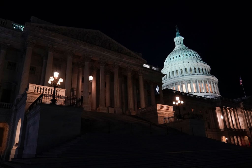 Lichter erhellen das Kapitol in Washington.