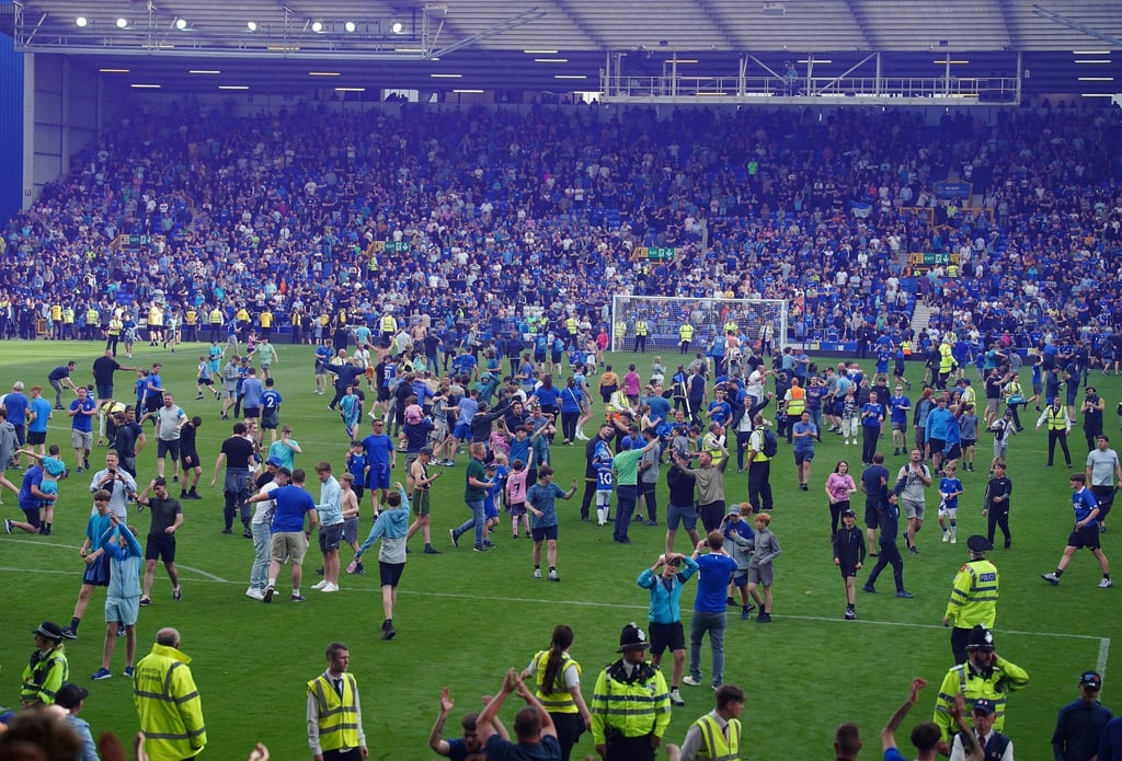 Everton-Fans stürmen das Spielfeld nach dem Sieg gegen den AFC Bournemouth und dem damit verbundenen Klassenerhalt.