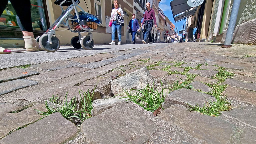 Defekter Fußweg in der Krügerbrücke in Aschersleben - ein Fall für den Mängelmelder.