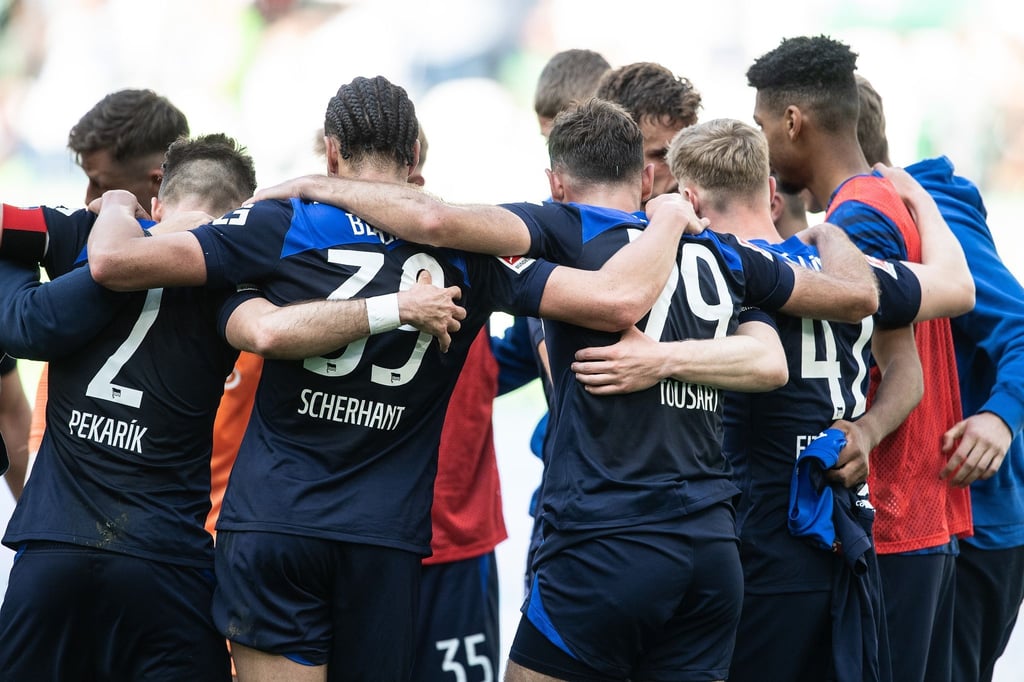 Berlin Spieler stehen nach dem Spiel auf dem Feld.