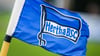 Fahne von Hertha BSC weht im Wind.