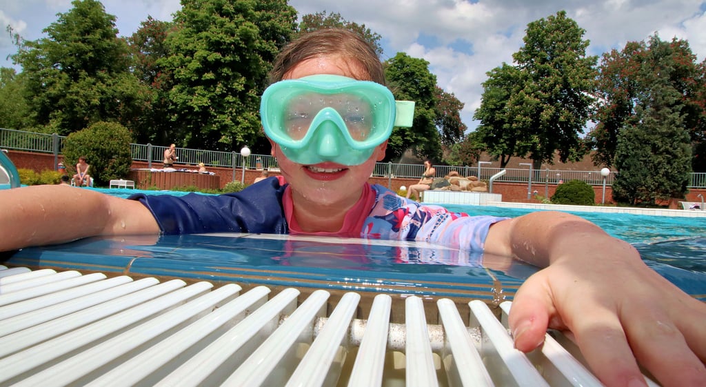 Fabienne ist bei ihren Großeltern zu Besuch. Die Elfjährige freut sich dann immer auf den Besuch im Freibad. Gestern öffnete das Zerbster Freibad den ersten Tag in der aktuellen Saison. Ausgiebig testete sie das Wasser.