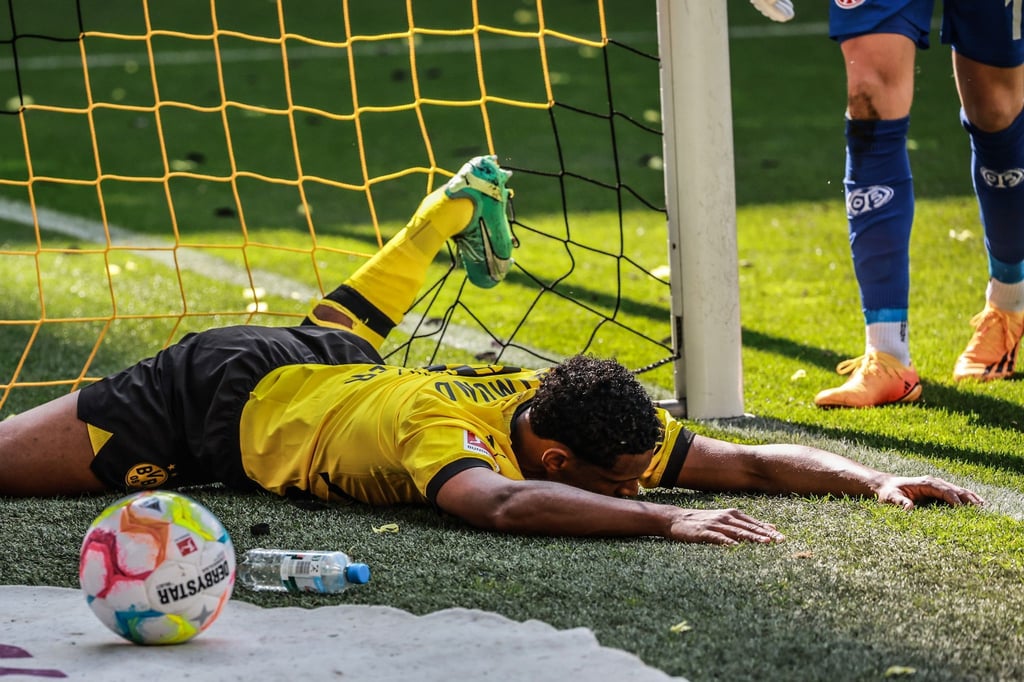 Ein Bild mit Symbolcharakter: Sébastien Haller und der BVB liegen nach der verspielten Meisterschaft am Boden.