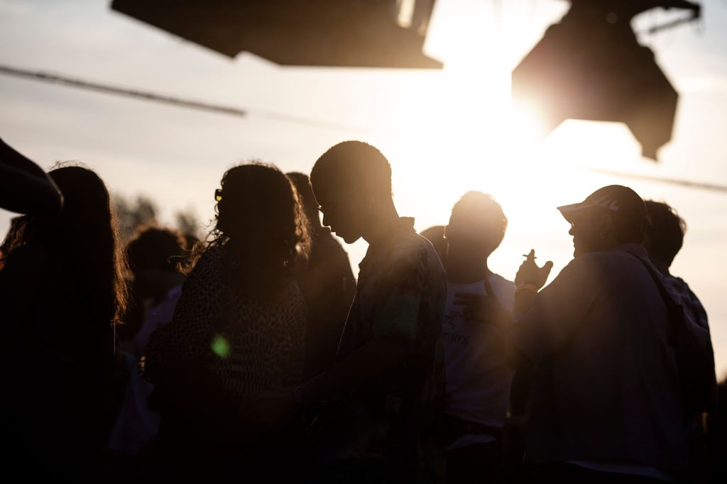 Die Silhouetten von Menschen auf einem Festival sind zu sehen.