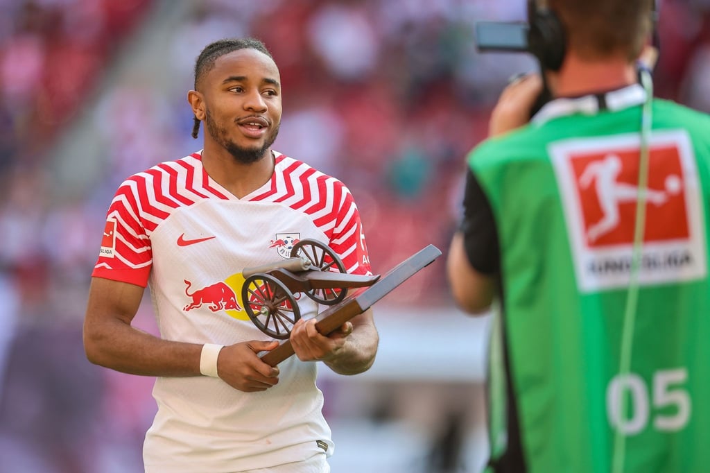 Leipzigs Christopher Nkunku hält die Torschützenkanone in den Händen.