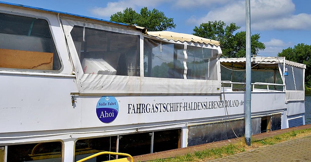 Das ehemalige Fahrgastschiff „Haldenslebener Roland“ liegt derzeit am Anlieger in Bülstringen, wo es umgebaut wird.
