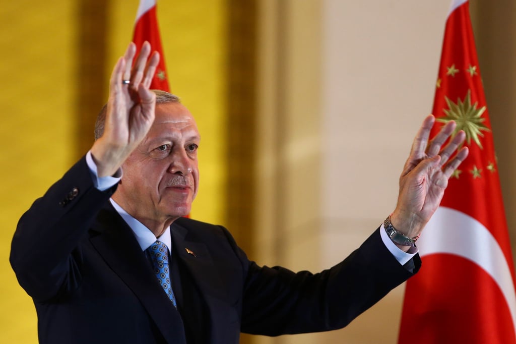 Der wiedergewählte Präsident der Türkei, Recep Tayyip Erdogan, feiert vor Anhängern im Präsidentenpalast in Ankara.