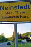 Den Fußweg am Ortseingang von Neinstedt aus Richtung Stecklenberg versperren immer wieder Falschparker.