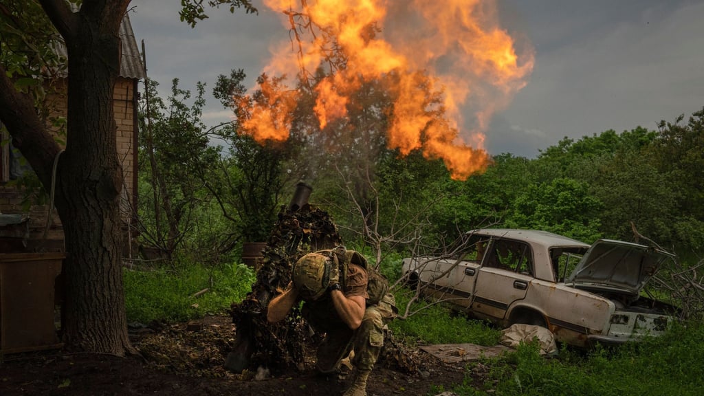 Ein ukrainischer Soldat feuert einen Granatenwerfer auf russische Stellungen an der Frontlinie in der Nähe von Bachmut.