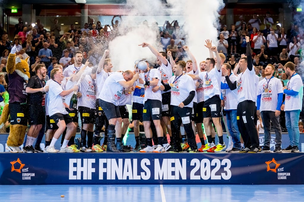 Die Füchse Berlin feiern mit dem Europa-Pokal.