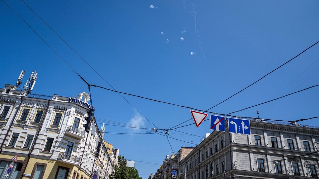 Spuren und weißer Rauch sind während eines russischen Luftangriffs am Himmel zu sehen.