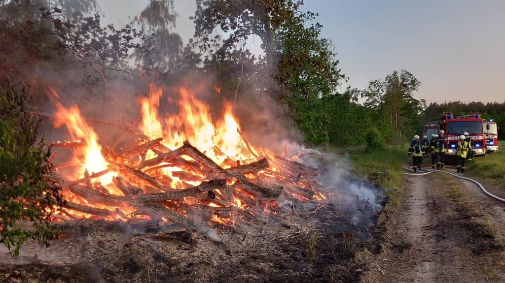Ein Feuer zwischen Genthin und Zabakuck hielt am Pfingstwochenende die Einsatzkräfte aus Genthin in Atem.