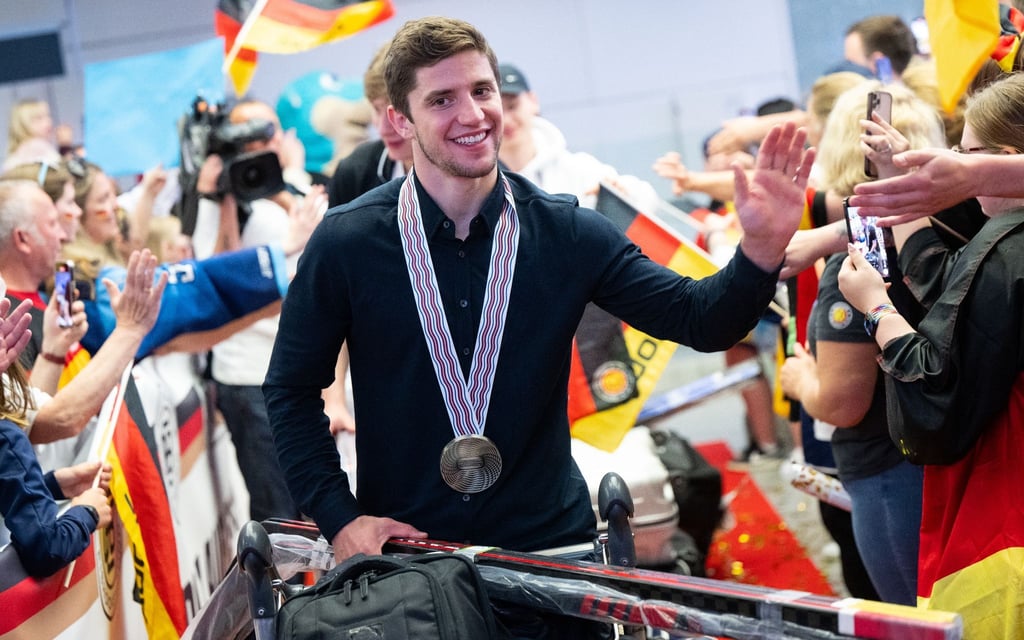 Frederik Tiffels von der deutschen Eishockey Nationalmannschaft kommt nach der Weltmeisterschaft am Flughafen München an.