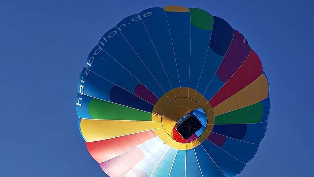 Der Ballon in seiner ganzen Schönheit am blauen Himmel - nicht nur Flugobjekt, sondern auch ein Hingucker.