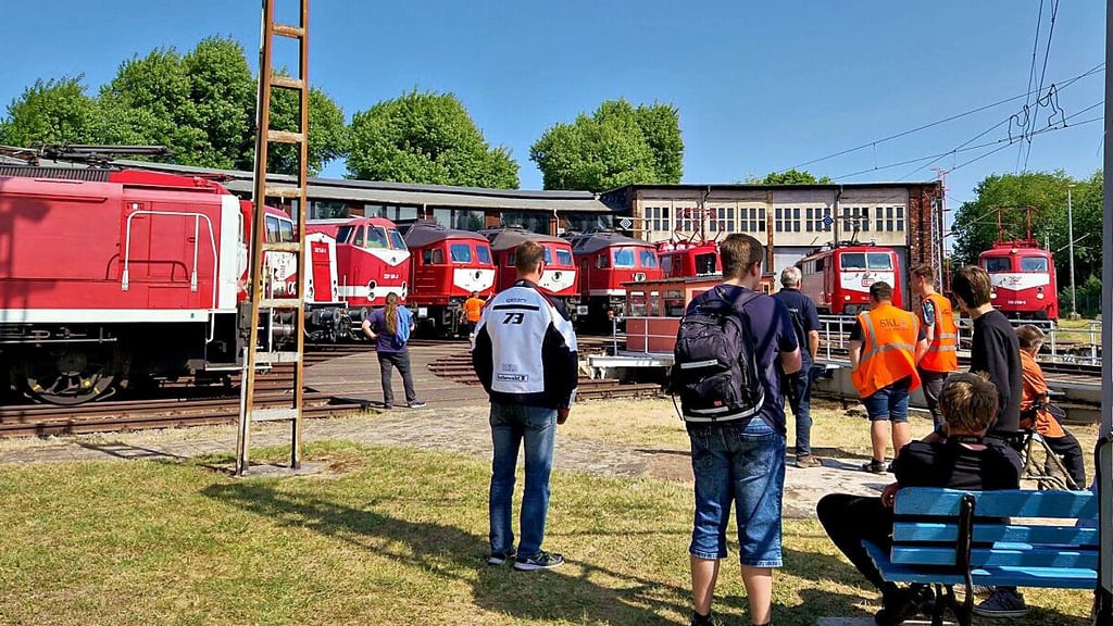 Begehrtes Fotomotiv im Bahnbetriebswerk: Orientrote Loks mit weißer Bauchbinde. 13 aus unterschiedlichen Baureihen waren zu sehen.
