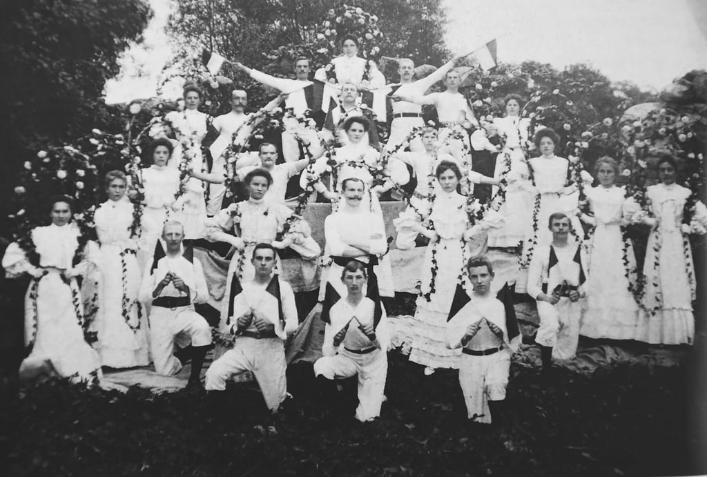 Das Foto aus dem Jahr 1905 zeigt einen Dekorationsreigen, den Mitglieder des damaligen Männerturnvereins Diesdorf vorführten.
