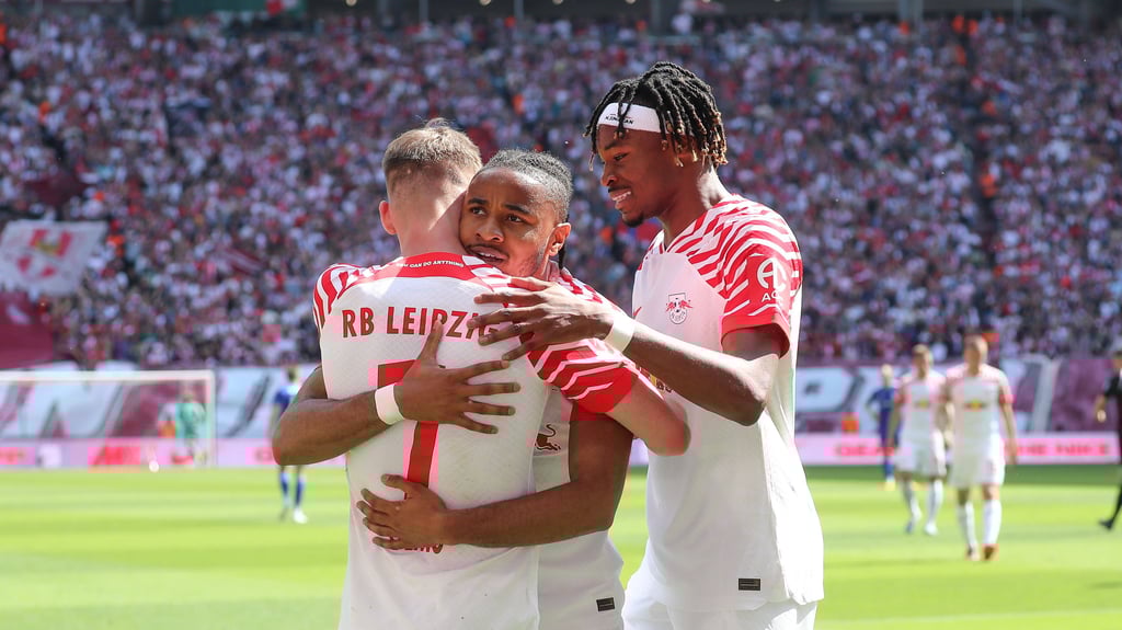 Christopher Nkunku (Mitte) jubelt mit seinen Teamkollegen.