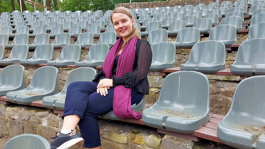 Noch sind die Plätze auf der Freilichtbühnne des Bierer Berges leer, aber Henriette Schein freut sich schon auf ein „volles Haus“ zum Operettensommer. Derzeit wird alles auf Vordermann gebracht.