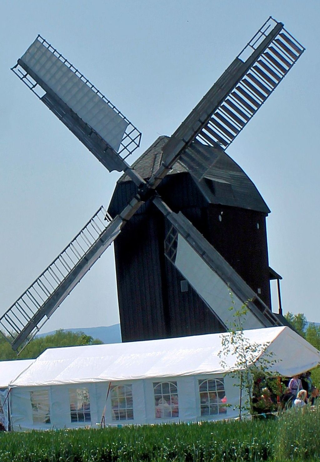Rund um die idyllisch gelegene Mühle wurden Zelte für die zahlreichen Besucher aufgebaut.