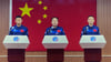 Rund fünf Monate soll die Mission der chinesischen Astronauten Gui Haichao l-r), Jing Haipeng und Zhu Yangzhu dauern.