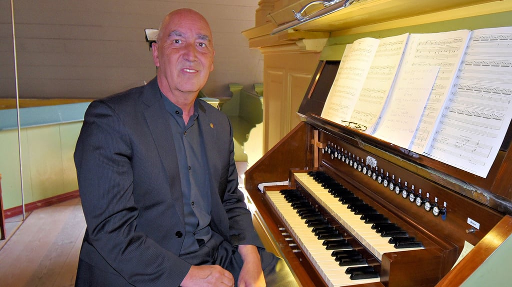 Der Ascherslebener Organist Thomas Wiesenberg spielte auf der Röver-Orgel in der Laurentius-Kirche in Groß Börnecke.