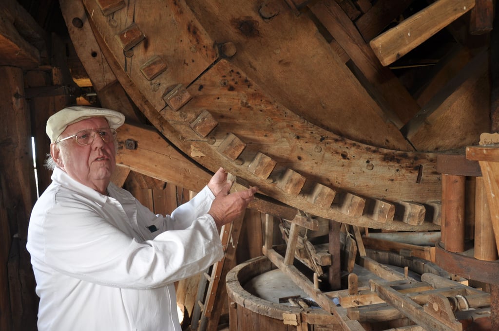 Joachim Maeße erklärt, wie die alten Bockwindmühle in Tornau funktioniert hat.